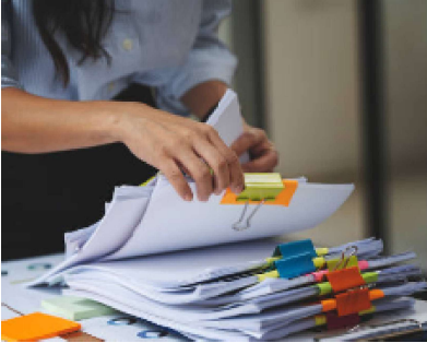 Image qui représente une femme en train de trier des dossiers.